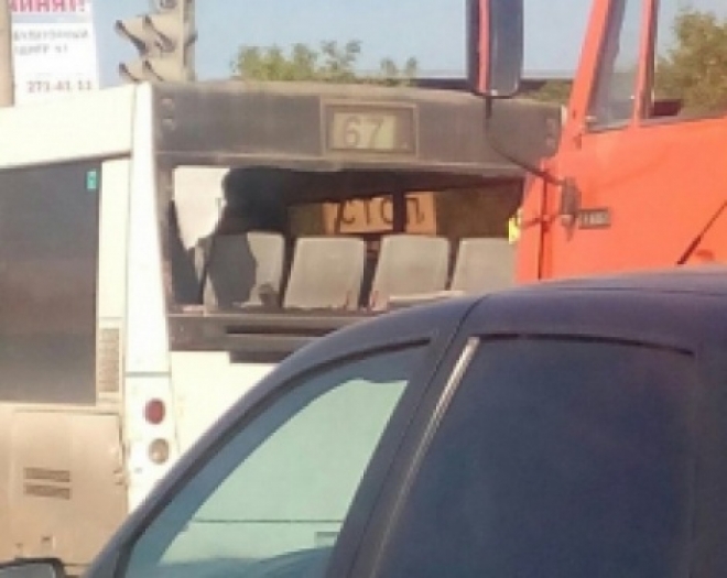В Самаре «КамАЗ» протаранил пассажирский автобус