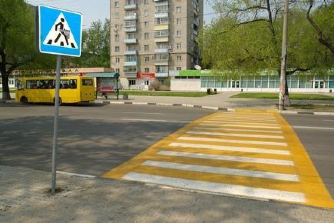 Пешеходные переходы перекрасят в желтый цвет, и рядом с ними положат «полицейских»